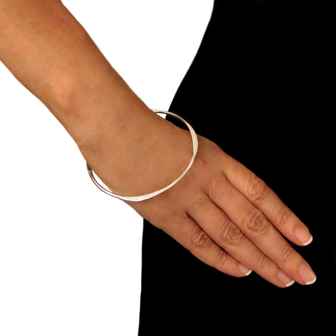 Contemporary 925 Sterling Silver Polished and Hammered Circle Bangle