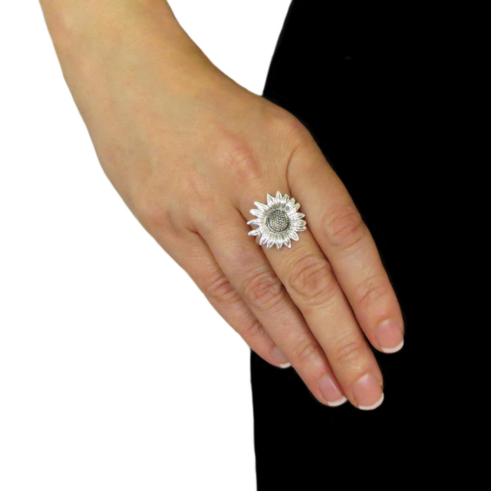 Womna wearing a large sterling 925 silver sunflower ring